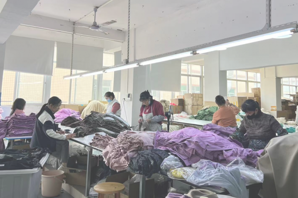 low MOQ clothing manufacturer small batch production