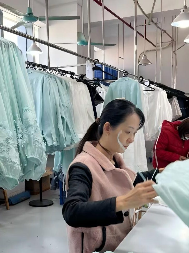 low MOQ clothing manufacturer small batch production